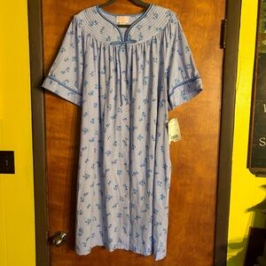 NWT VINTAGE JUST FOR WOMEN SIZE 2X 22x24 BLUE FLORAL HOUSE COAT ROBE